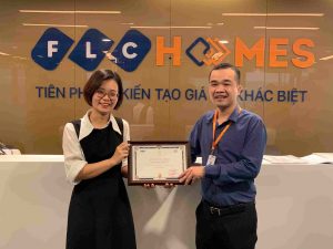 Đại diên DIH nhận giấy chứng nhận phát triển dự án FLC Hilltop Gia Lai